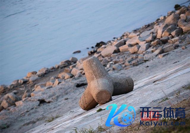 武昌江滩现巨型防洪神器 特有构造引市民祥和