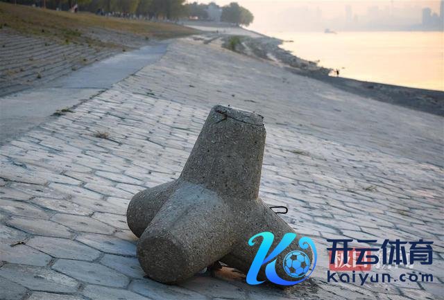 武昌江滩现巨型防洪神器