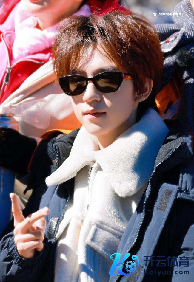 贺峻霖更阑还在找桃花币 街头营生挑战偶像应酬圈